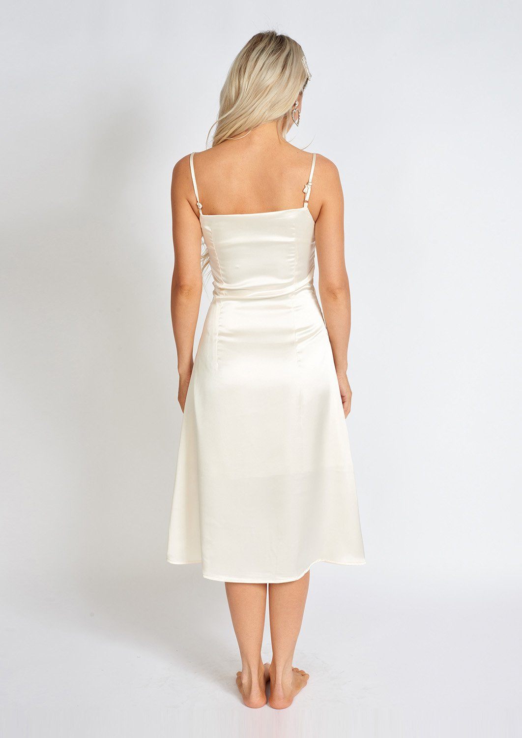 Léonie – Vestido Slip Midi em Cetim com Pérola Única