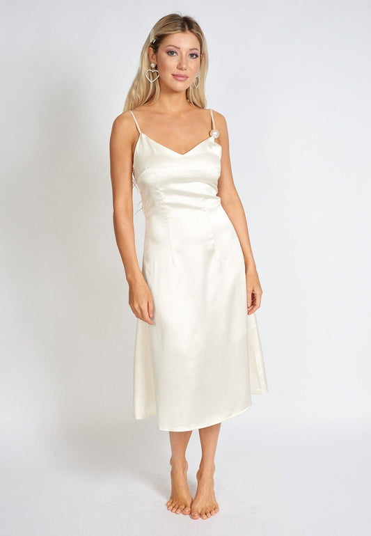 Léonie – Vestido Slip Midi em Cetim com Pérola Única